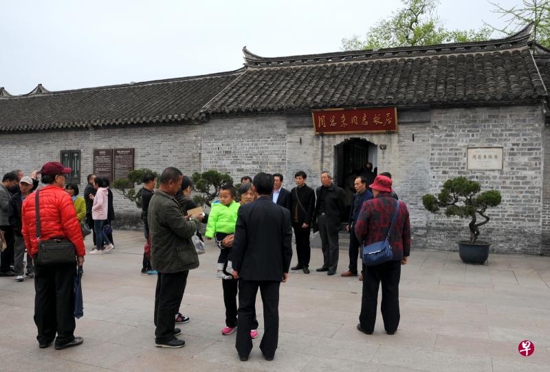 周恩来故居瞻仰者络绎不绝。 周恩来故居瞻仰者络绎不绝。