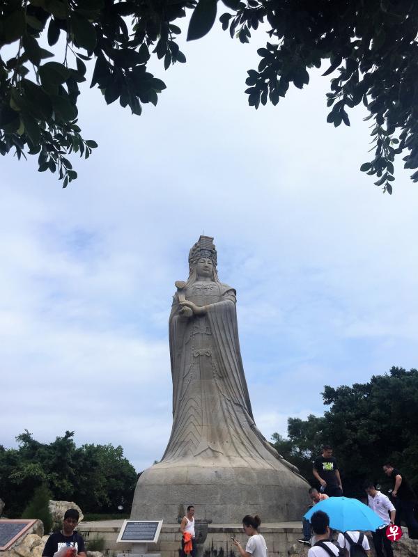 为了缅怀妈祖这位勇敢善良女子，信徒在湄屿峰上她升天处，建起圣殿。图为妈祖石雕像。