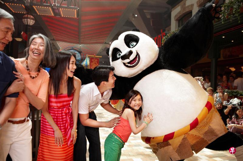 登上皇家加勒比国际游轮“海洋水手号”,随时偶遇心仪的梦工厂动画明星。(皇家加勒比国际游轮提供) 登上皇家加勒比国际游轮“海洋水手号”,随时偶遇心仪的梦工厂动画明星。(皇家加勒比国际游轮提供)