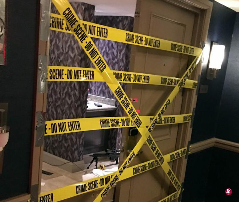 外泄的枪击案现场照片显示客房门框上贴满黄色封条，客房地上放着固定枪枝的支架和瞄准镜。（互联网）