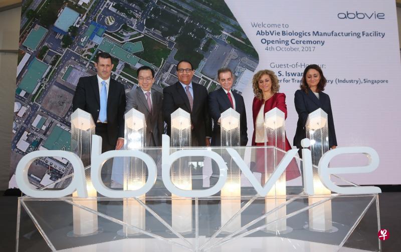 易华仁部长(左三)昨日受邀出席艾伯维公司新加坡生物制药厂开幕仪式。左起为艾伯维公司新加坡业务厂长马克奥多诺霍(Marc O’ Donoghue)、新加坡经济发展局主席马宣仁医生、艾伯维公司主席兼总裁瑞克·冈萨雷斯(Rick Gonzalez)、高级副总裁兼营运总裁阿茲塔(Azita Saleki-Gerhardt),以及生物制药生产部副总裁丹妮埃拉·奥蒂尼(Daniella Ottini)。(AbbVie提供) 易华仁部长(左三)昨日受邀出席艾伯维公司新加坡生物制药厂开幕仪式。左起为艾伯维公司新加坡业务厂长马克奥多诺霍(Marc O’ Donoghue)、新加坡经济发展局主席马宣仁医生、艾伯维公司主席兼总裁瑞克·冈萨雷斯(Rick Gonzalez)、高级副总裁兼营运总裁阿茲塔(Azita Saleki-Gerhardt),以及生物制药生产部副总裁丹妮埃拉·奥蒂尼(Daniella Ottini)。(AbbVie提供)