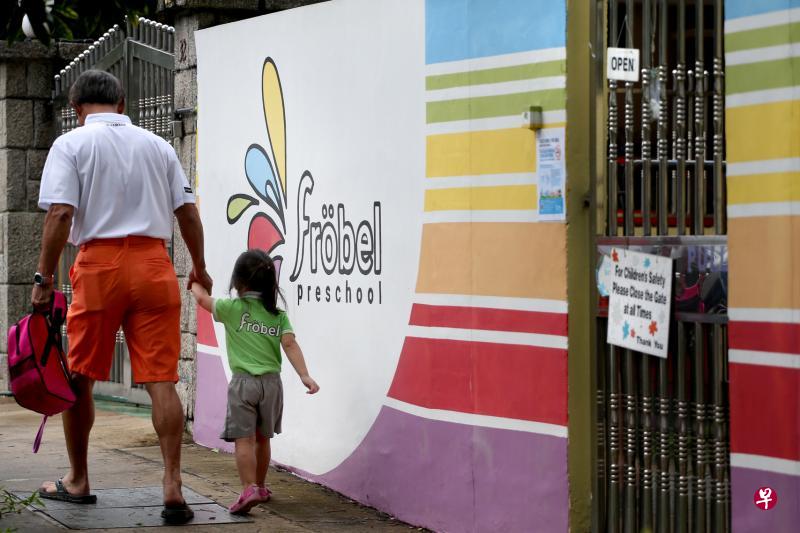 随着幼儿园集团福禄贝尔属下的七家幼儿园先后关闭,图中位于凯秀台的福禄贝尔幼儿园,将是集团属下仅剩的一家幼儿园。(何家俊摄) 随着幼儿园集团福禄贝尔属下的七家幼儿园先后关闭,图中位于凯秀台的福禄贝尔幼儿园,将是集团属下仅剩的一家幼儿园。(何家俊摄)