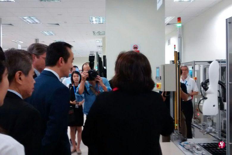 许宝琨医生参观模范科技制造厂。(图:海峡时报) 许宝琨医生参观模范科技制造厂。(图:海峡时报)