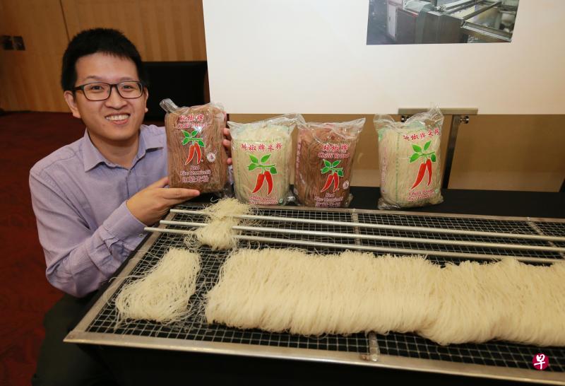 工艺教育学院科技发展中心研发的米粉自动折叠机器让人民米粉厂安排原本负责人工折叠米粉的员工,从事其他较具价值的职务。图为公司董事吴鸿鸣。(唐家鸿摄) 工艺教育学院科技发展中心研发的米粉自动折叠机器让人民米粉厂安排原本负责人工折叠米粉的员工,从事其他较具价值的职务。图为公司董事吴鸿鸣。(唐家鸿摄)