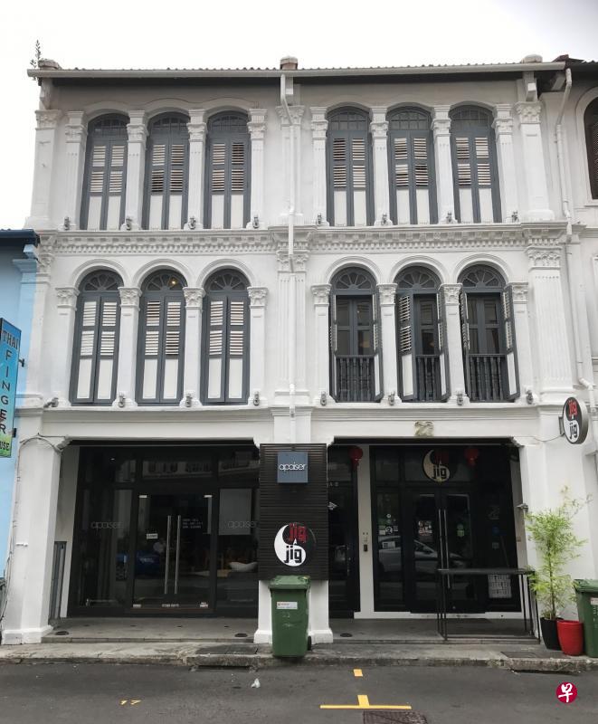 摩士街两栋永久地契毗邻保留店屋各高三层楼，并有夹层楼。两个店屋的总楼面面积约7800平方英尺。（仲量联行提供）