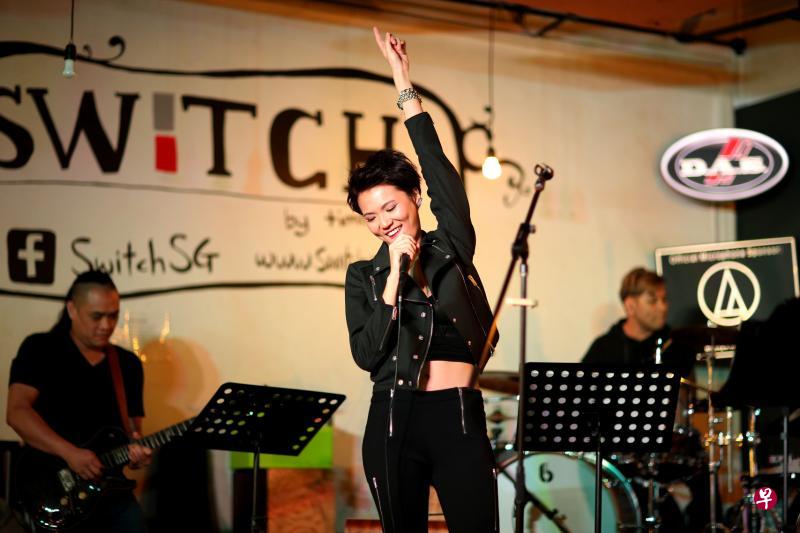 铃凯在记者会上演唱新歌,大展实力。她的导演未婚夫洪温汉也到场献花献吻(上图)。 铃凯在记者会上演唱新歌,大展实力。她的导演未婚夫洪温汉也到场献花献吻(上图)。