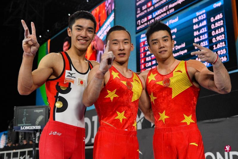 两名中国选手肖若腾(中)和林超攀(右)与日本的白井健三分获世锦赛男子全能赛前三名。(法新社) 两名中国选手肖若腾(中)和林超攀(右)与日本的白井健三分获世锦赛男子全能赛前三名。(法新社)