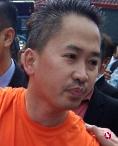 反贪会官员昨早带嫌犯彼得·安东尼(左)和华族建筑商到法庭申请延长扣留,以协助调查这起可能是马国历来涉及金额最多的贪腐案。(东方日报/中国报) 反贪会官员昨早带嫌犯彼得·安东尼(左)和华族建筑商到法庭申请延长扣留,以协助调查这起可能是马国历来涉及金额最多的贪腐案。(东方日报/中国报)