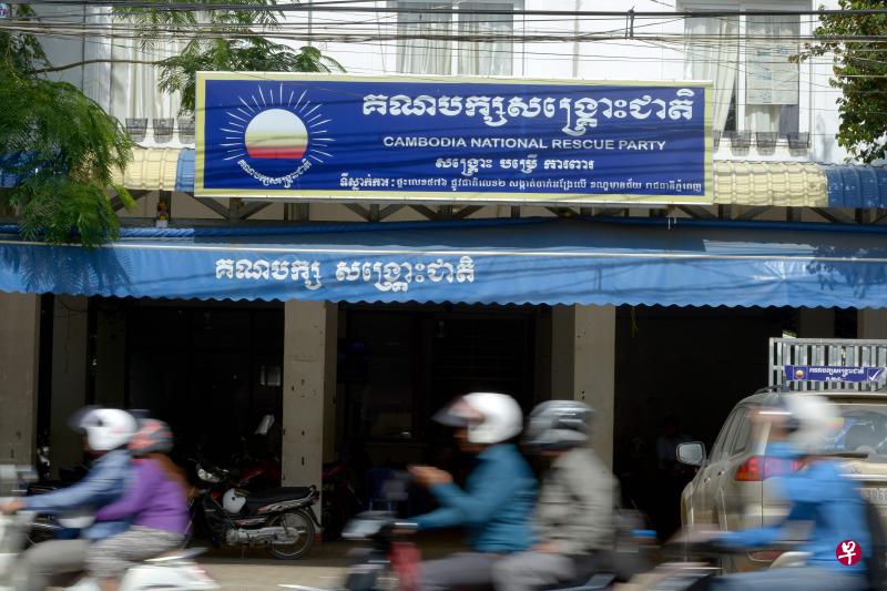 柬埔寨政府指救国党“与外国人勾结”,要求法庭在该党解散后,禁止党领袖继续参与政治活动。图为救国党于首府金边的总部。(法新社) 柬埔寨政府指救国党“与外国人勾结”,要求法庭在该党解散后,禁止党领袖继续参与政治活动。图为救国党于首府金边的总部。(法新社)