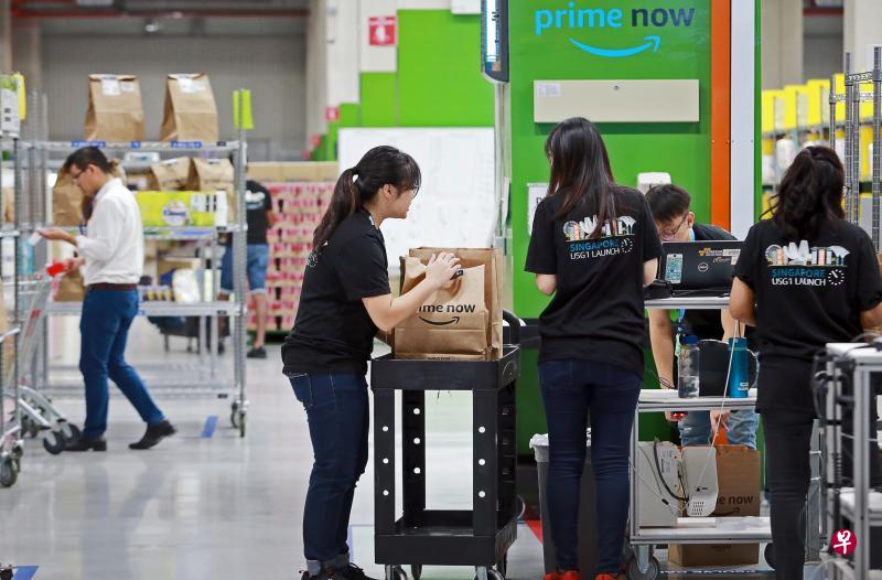 ▼美国电子商务巨头亚马逊(Amazon)今年7月底进军本地,通过Prime Now网购快递服务,让消费者以手机应用购物,并在两小时内收到货品。(唐家鸿摄) ▼美国电子商务巨头亚马逊(Amazon)今年7月底进军本地,通过Prime Now网购快递服务,让消费者以手机应用购物,并在两小时内收到货品。(唐家鸿摄)