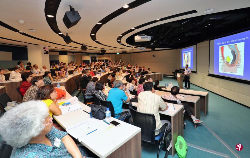 邱德拔医院举办的“迷你医学院”公众教育活动,让与会者免费聆听医学讲座。与保健促进活动不同的是,这些讲座较深入讲解医学课题,好比医学院的入门课程。(林泽锐摄) 邱德拔医院举办的“迷你医学院”公众教育活动,让与会者免费聆听医学讲座。与保健促进活动不同的是,这些讲座较深入讲解医学课题,好比医学院的入门课程。(林泽锐摄)