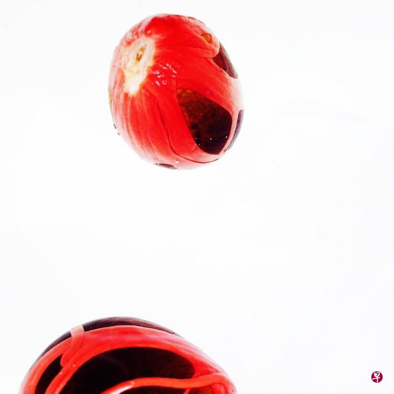 Mamakan以豆蔻为主角的摄影作品：A nutmeg made the world go round. （“豆蔻让世界运转”）。（Mamakan提供）