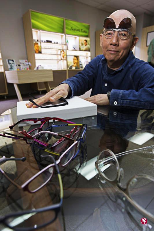 杨华强:产品的销路还是至关重要的,公司会密切观察市场的潮流、消费者的心态,以确保设计的产品能得到顾客的肯定和欢迎。(曾道明摄 ) 杨华强:产品的销路还是至关重要的,公司会密切观察市场的潮流、消费者的心态,以确保设计的产品能得到顾客的肯定和欢迎。(曾道明摄 )