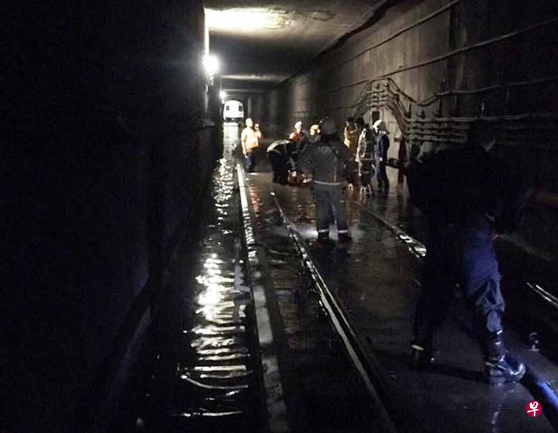 民防部队派出多名人员从前天傍晚起,彻夜在地铁隧道抽除积水,直到昨天上午11时才结束任务。远处可看到一个列车车头。(民防部队提供) 民防部队派出多名人员从前天傍晚起,彻夜在地铁隧道抽除积水,直到昨天上午11时才结束任务。远处可看到一个列车车头。(民防部队提供)