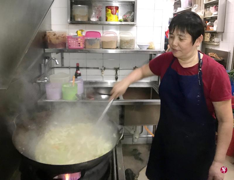 来兴经济什菜饭摊贩会把菜冲洗两三次才入锅炒。 来兴经济什菜饭摊贩会把菜冲洗两三次才入锅炒。