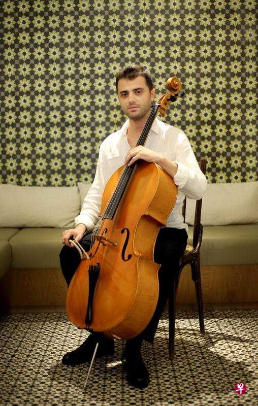 亚美尼亚大提琴家卡查特利安将一次过呈献六部巴哈大提琴无伴奏组曲。(龙国雄摄) 亚美尼亚大提琴家卡查特利安将一次过呈献六部巴哈大提琴无伴奏组曲。(龙国雄摄)