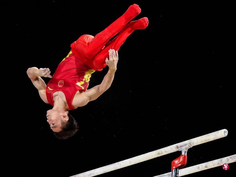 中国新人邹敬园以全场最高难度的动作,赢得男子双杆金牌。(法新社) 中国新人邹敬园以全场最高难度的动作,赢得男子双杆金牌。(法新社)