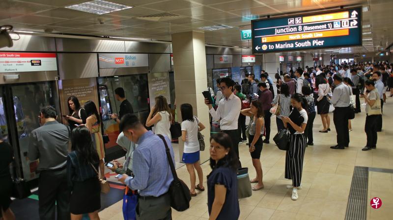 南北线部分地铁站虽然刚在上周末服务中断长达20小时,但许多公众昨早仍选择乘搭地铁通勤,包括先前受影响的碧山地铁站依旧挤满了人。(叶振忠摄) 南北线部分地铁站虽然刚在上周末服务中断长达20小时,但许多公众昨早仍选择乘搭地铁通勤,包括先前受影响的碧山地铁站依旧挤满了人。(叶振忠摄)