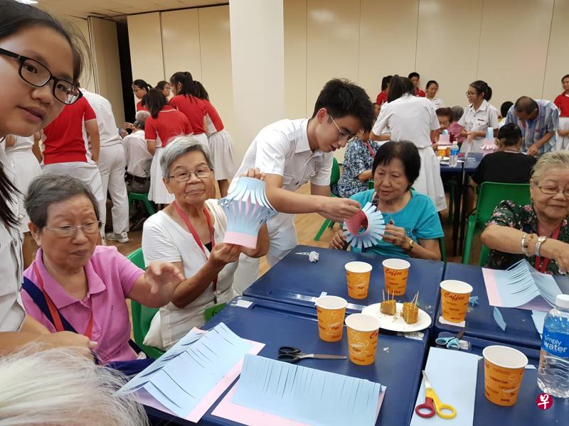 中正总校学生与乐龄人士一起制作灯笼。(中正总校提供) 中正总校学生与乐龄人士一起制作灯笼。(中正总校提供)