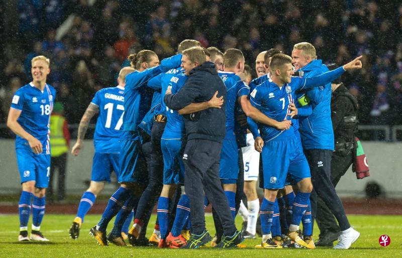 冰岛闯入世杯正赛后,职球员拥抱庆祝。蓝衣右二为攻入第二个进球的格维兹门松。(法新社) 冰岛闯入世杯正赛后,职球员拥抱庆祝。蓝衣右二为攻入第二个进球的格维兹门松。(法新社)