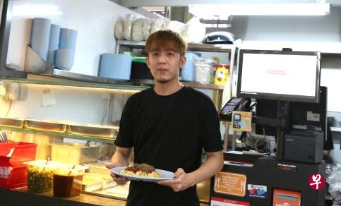 十方素食”摊主陈佳民(吴承沄摄) 十方素食”摊主陈佳民(吴承沄摄)
