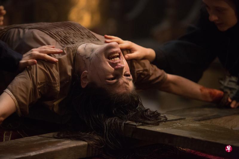 《刑弑厉》的修女在罗马教士对她进行驱魔仪式后离奇死亡。 《刑弑厉》的修女在罗马教士对她进行驱魔仪式后离奇死亡。