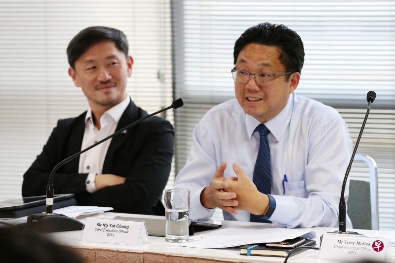 报业控股执行总裁伍逸松(右)指出,集团今后会加大在数码、数据分析和广播视频等业务方面的投资,也会持续推动非媒体领域营收增长。集团副执行长陈康威(左)强调,集团仍会确保为大众提供高水准新闻内容。(海峡时报) 报业控股执行总裁伍逸松(右)指出,集团今后会加大在数码、数据分析和广播视频等业务方面的投资,也会持续推动非媒体领域营收增长。集团副执行长陈康威(左)强调,集团仍会确保为大众提供高水准新闻内容。(海峡时报)