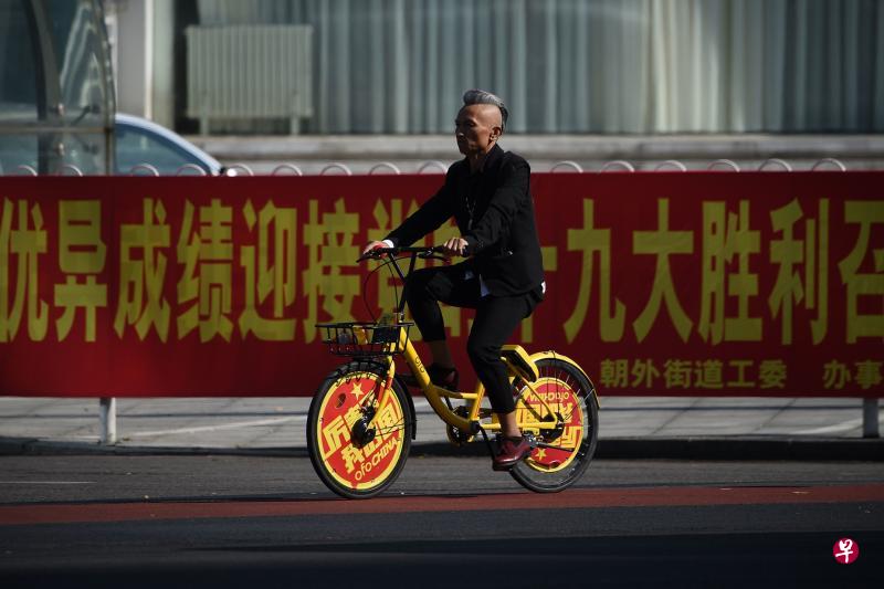 中共十九大将于下周三(18日)开幕,北京街头张挂了迎接这场重要政治会议的宣传标语。(法新社) 中共十九大将于下周三(18日)开幕,北京街头张挂了迎接这场重要政治会议的宣传标语。(法新社)