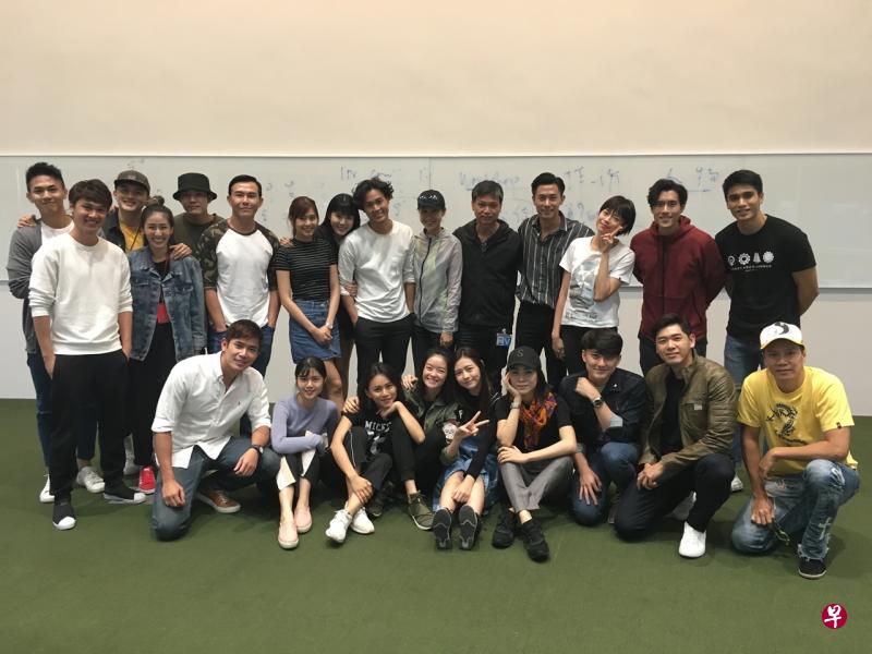 谢韶光回到新传媒为演员们上课。(照片由新传媒提供) 谢韶光回到新传媒为演员们上课。(照片由新传媒提供)