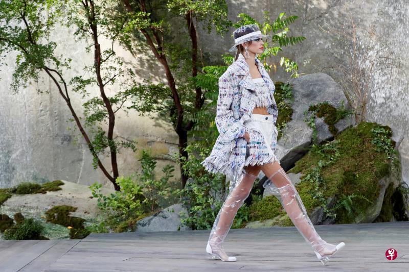 巴黎时装周香奈儿2018年春夏秀上,处处可见塑料材质的服饰。参与走秀的凯雅·杰柏是名人之后,引人瞩目。(路透社) 巴黎时装周香奈儿2018年春夏秀上,处处可见塑料材质的服饰。参与走秀的凯雅·杰柏是名人之后,引人瞩目。(路透社)