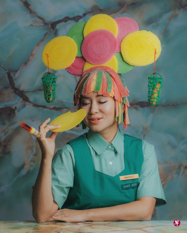 陈健龙请来英文独立女歌手Inch Chua当模特儿，用各种国人熟悉的校园零食，做出四大女中学生图辑。