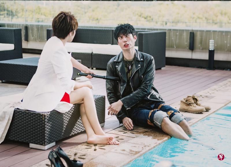 《羞羞的铁拳》由中国著名的喜剧演员艾伦(右)、马丽主演,演技夸张得恰到好处,拿捏精准。 《羞羞的铁拳》由中国著名的喜剧演员艾伦(右)、马丽主演,演技夸张得恰到好处,拿捏精准。