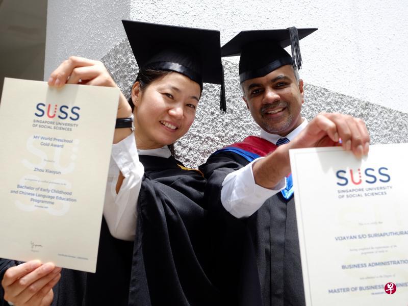 幼儿教师周小云(左)和高级经理维贾扬是新跃社科大学升格为公立大学后,首批获该大学颁发文凭的毕业生。图为他们出示印有跃大英文名称缩写“SUSS”标志的文凭。(曾坤顺摄) 幼儿教师周小云(左)和高级经理维贾扬是新跃社科大学升格为公立大学后,首批获该大学颁发文凭的毕业生。图为他们出示印有跃大英文名称缩写“SUSS”标志的文凭。(曾坤顺摄)