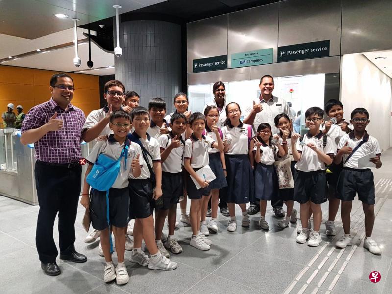 在新捷运的安排下,淡滨尼小学学生有机会参观学校附近的淡滨尼站,除了熟悉新地铁站的设备和操作方式,也学习不少相关的安全知识。(淡滨尼小学提供) 在新捷运的安排下,淡滨尼小学学生有机会参观学校附近的淡滨尼站,除了熟悉新地铁站的设备和操作方式,也学习不少相关的安全知识。(淡滨尼小学提供)