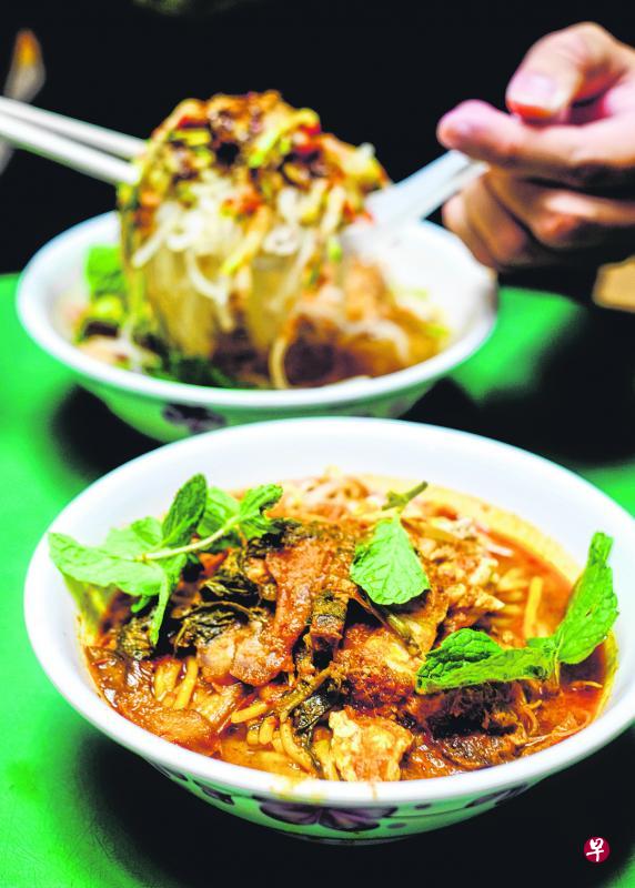 Chef Ron的怡保咖喱面有干捞和汤面两种选择。 Chef Ron的怡保咖喱面有干捞和汤面两种选择。