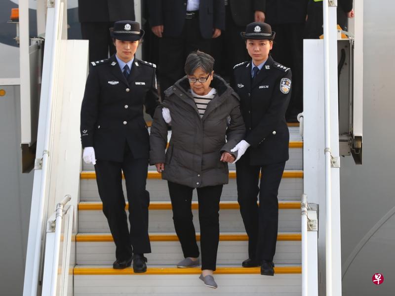 潜逃海外13年的“百名红通人员”头号嫌犯杨秀珠去年11月16日在北京首都机场步下飞机回国自首。(新华社) 潜逃海外13年的“百名红通人员”头号嫌犯杨秀珠去年11月16日在北京首都机场步下飞机回国自首。(新华社)