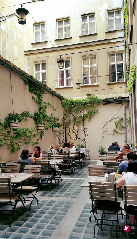 卡夫卡常去的咖啡馆Cafe Louvre户外一角。 卡夫卡常去的咖啡馆Cafe Louvre户外一角。