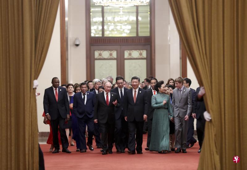 承诺支持经贸开放、维护全球和平与发展,如今是中国国家主席习近平每一场重要外交演讲的主旋律。图为2017年5月14日习近平(前排右三)与外宾出席在北京人民大会堂举行的“一带一路”国际合作高峰论坛欢迎宴会。(中新社) 承诺支持经贸开放、维护全球和平与发展,如今是中国国家主席习近平每一场重要外交演讲的主旋律。图为2017年5月14日习近平(前排右三)与外宾出席在北京人民大会堂举行的“一带一路”国际合作高峰论坛欢迎宴会。(中新社)