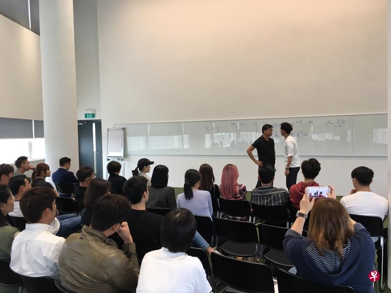 谢韶光(台上左)昨天接受新传媒制作戏剧部邀请,以人生导师身份和新生代艺人分享人生经验。(新传媒提供) 谢韶光(台上左)昨天接受新传媒制作戏剧部邀请,以人生导师身份和新生代艺人分享人生经验。(新传媒提供)