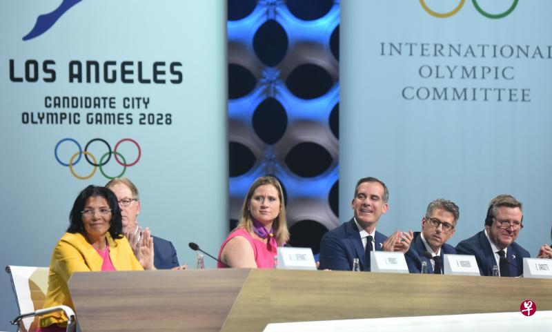 ▲普罗布斯特(左二)表示,美国奥委会最迟须在明年3月选出冬奥申办城市。(法新社) ▲普罗布斯特(左二)表示,美国奥委会最迟须在明年3月选出冬奥申办城市。(法新社)