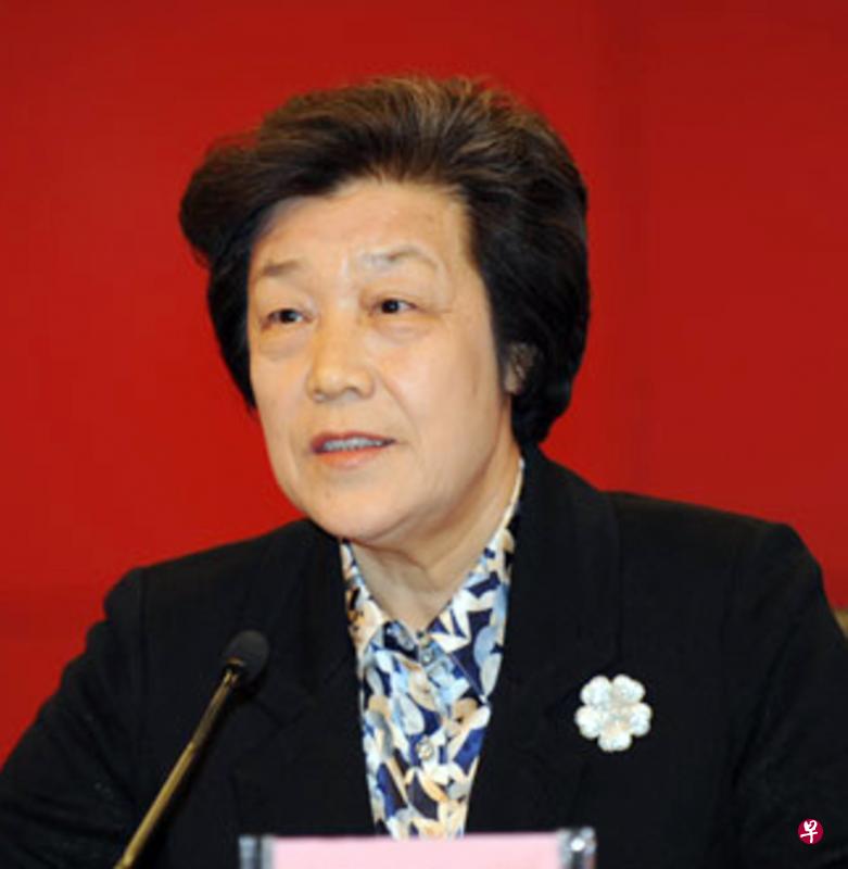 今年2月,65岁的吴爱英不再担任司法部部长一职,去向不明,直到昨天官方才首次披露吴爱英被开除党籍的消息。(互联网) 今年2月,65岁的吴爱英不再担任司法部部长一职,去向不明,直到昨天官方才首次披露吴爱英被开除党籍的消息。(互联网)