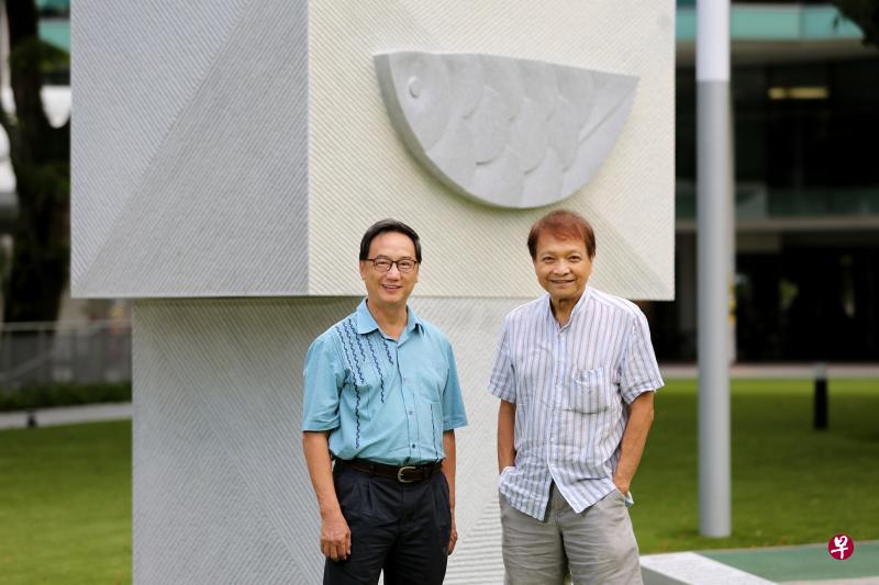 潘正镭(左)与陈瑞献摄于艺术家最新花岗石雕塑《亚细安 》前。地点:新加坡管理大学草坪。(龙国雄摄) 潘正镭(左)与陈瑞献摄于艺术家最新花岗石雕塑《亚细安 》前。地点:新加坡管理大学草坪。(龙国雄摄)