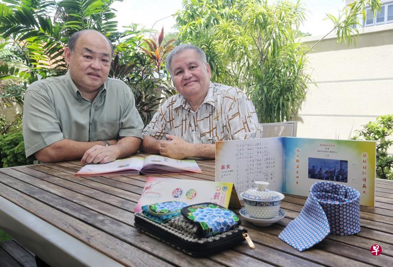 永定会馆会长曾宪民(左)和秘书长吴文昌为会馆的99周年会庆费了不少心思,包括物色礼物。男宾客的礼物是领带,女宾客则是绣花手机袋,奉茶的茶杯也很讲究。特别贵宾会收到视频请柬,一打开便能看到永定会馆拍摄的音乐视频。(林国明摄) 永定会馆会长曾宪民(左)和秘书长吴文昌为会馆的99周年会庆费了不少心思,包括物色礼物。男宾客的礼物是领带,女宾客则是绣花手机袋,奉茶的茶杯也很讲究。特别贵宾会收到视频请柬,一打开便能看到永定会馆拍摄的音乐视频。(林国明摄)