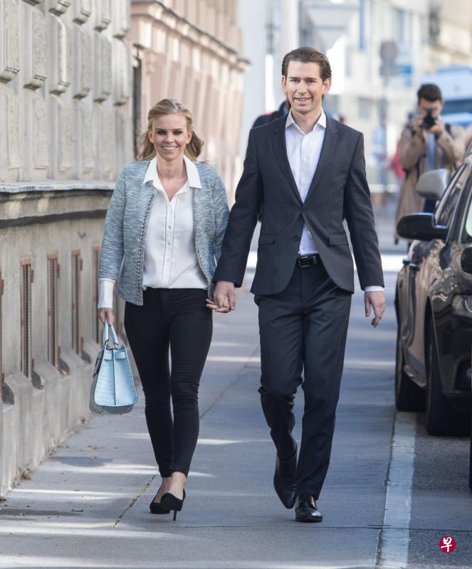 有“神奇小子”之称的库尔茨有望成为奥地利新总理。他昨天跟伴侣蒂尔一起到维也纳一处投票站投票。(法新社) 有“神奇小子”之称的库尔茨有望成为奥地利新总理。他昨天跟伴侣蒂尔一起到维也纳一处投票站投票。(法新社)