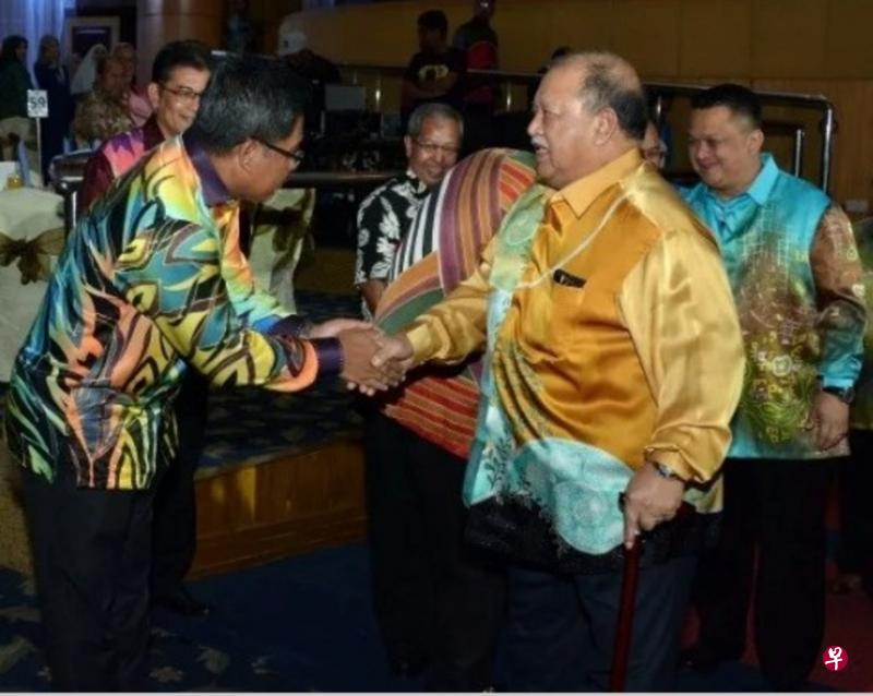 玻璃市拉惹赛希拉鲁丁(右二)指多元种族与文化是马来西亚的资产。王储赛费祖丁(右一)日前也抨击州内出现只限穆斯林的洗衣店。(星洲日报) 玻璃市拉惹赛希拉鲁丁(右二)指多元种族与文化是马来西亚的资产。王储赛费祖丁(右一)日前也抨击州内出现只限穆斯林的洗衣店。(星洲日报)