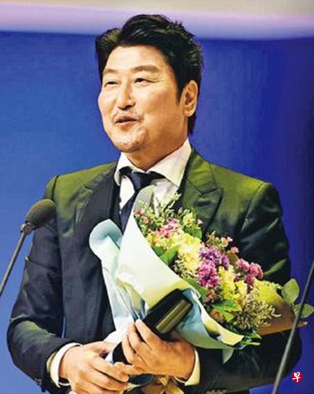 宋康昊主演的《逆权司机》成大赢家。 宋康昊主演的《逆权司机》成大赢家。