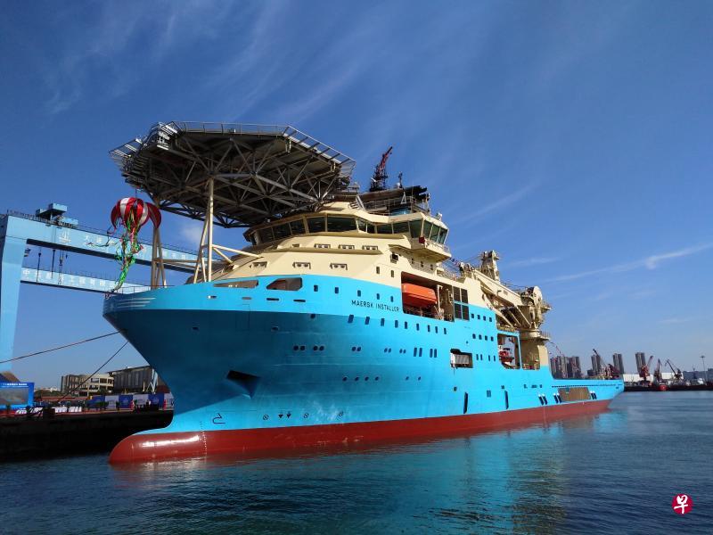 中远海运重工旗下大连中远船务、为世界航运巨头丹麦马士基建造的系列超深水海工作业船首制船“马士基安装者”(Maersk Installer),今天(16日)在辽宁大连成功交付。该船为目前世界最新型超深水海工作业船,也是中国船厂出口的首艘同类型船舶。(中新社) 中远海运重工旗下大连中远船务、为世界航运巨头丹麦马士基建造的系列超深水海工作业船首制船“马士基安装者”(Maersk Installer),今天(16日)在辽宁大连成功交付。该船为目前世界最新型超深水海工作业船,也是中国船厂出口的首艘同类型船舶。(中新社)