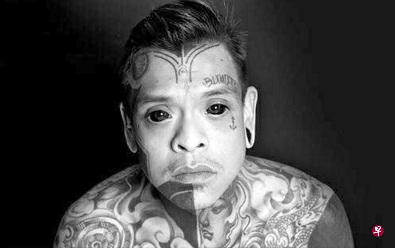 李镇新为眼球文身,黑色双瞳引人瞩目。(图/受访者提供) 李镇新为眼球文身,黑色双瞳引人瞩目。(图/受访者提供)