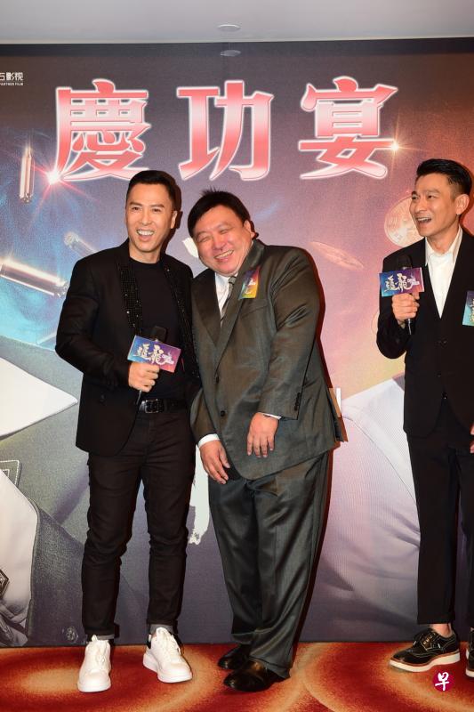 导演王晶(中)庆功宴上感谢甄子丹(左)与刘德华演出《追龙》。(邵氏提供) 导演王晶(中)庆功宴上感谢甄子丹(左)与刘德华演出《追龙》。(邵氏提供)