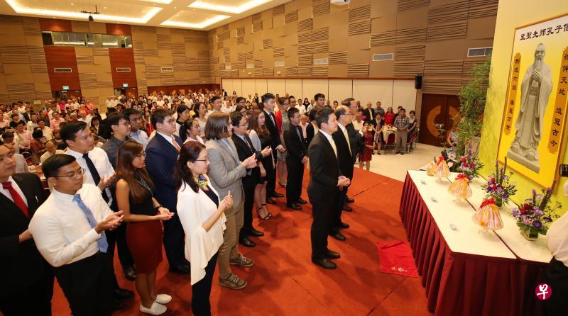 奖学金得主(第二排开始)邀请义顺集选区议员郭献川(第一排首位)、南洋孔教会会长郭文龙(第一排中)以及副会长王国华向至圣先师孔子鞠躬致礼。(梁麒麟摄) 奖学金得主(第二排开始)邀请义顺集选区议员郭献川(第一排首位)、南洋孔教会会长郭文龙(第一排中)以及副会长王国华向至圣先师孔子鞠躬致礼。(梁麒麟摄)